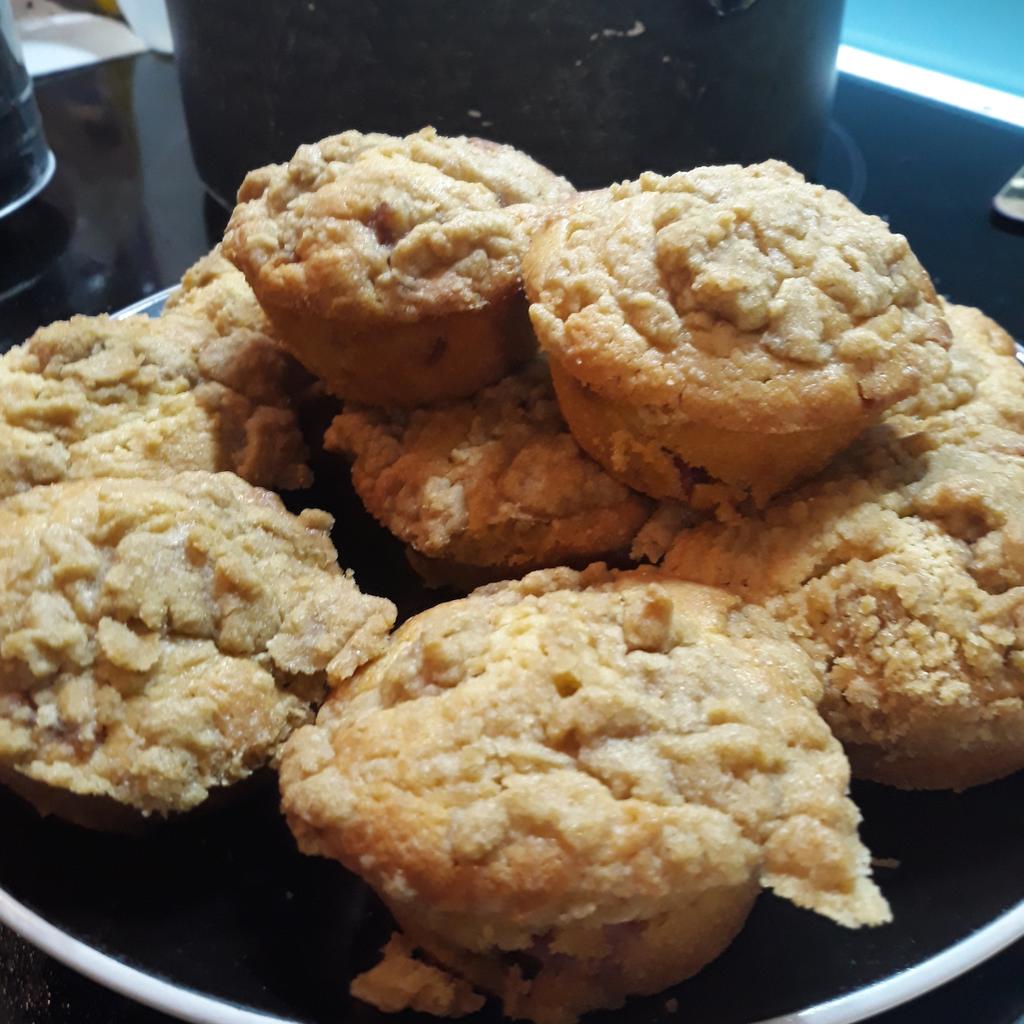 Natski82's tweet image. I'm here! Did #selfisolationbaking today and made quince muffins from the quince tree. I've never cooked with quince before 😂 #masterchefau