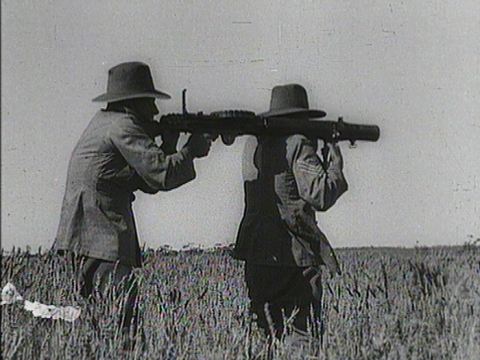 The battle was due to commence in October 1932, and it didn’t get off to the best start for the military. Two soldiers armed with Lewis guns (like this one) arrived with 10,000 rounds of ammunition.