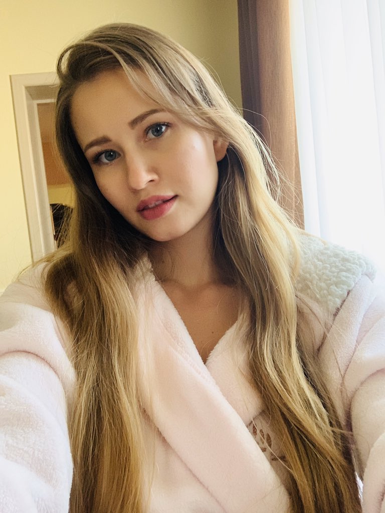 Stella Cardo on X: Imagine I'm your girlfriend and sent you my selfies in  the morning. Comment your reaction👇🏻 t.coFlEERMwxYj  X
