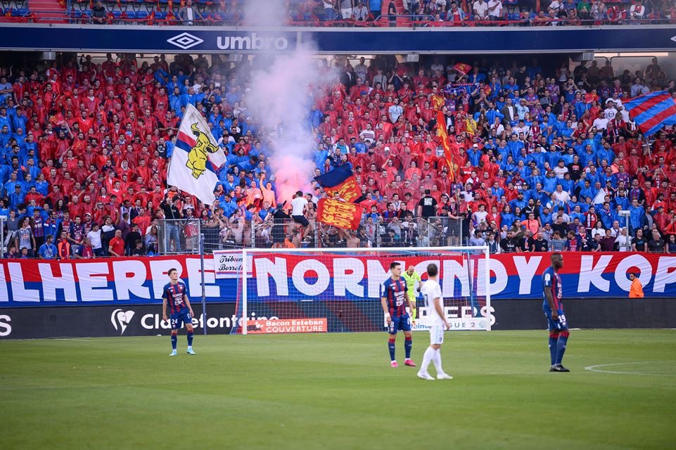 SMCaen's tweet photo. 🏟 Nos tribunes 🔴 &amp; 🔵 🔥 

#SMCaen #TeamSMC https://t.co/W8bGtmNvs7