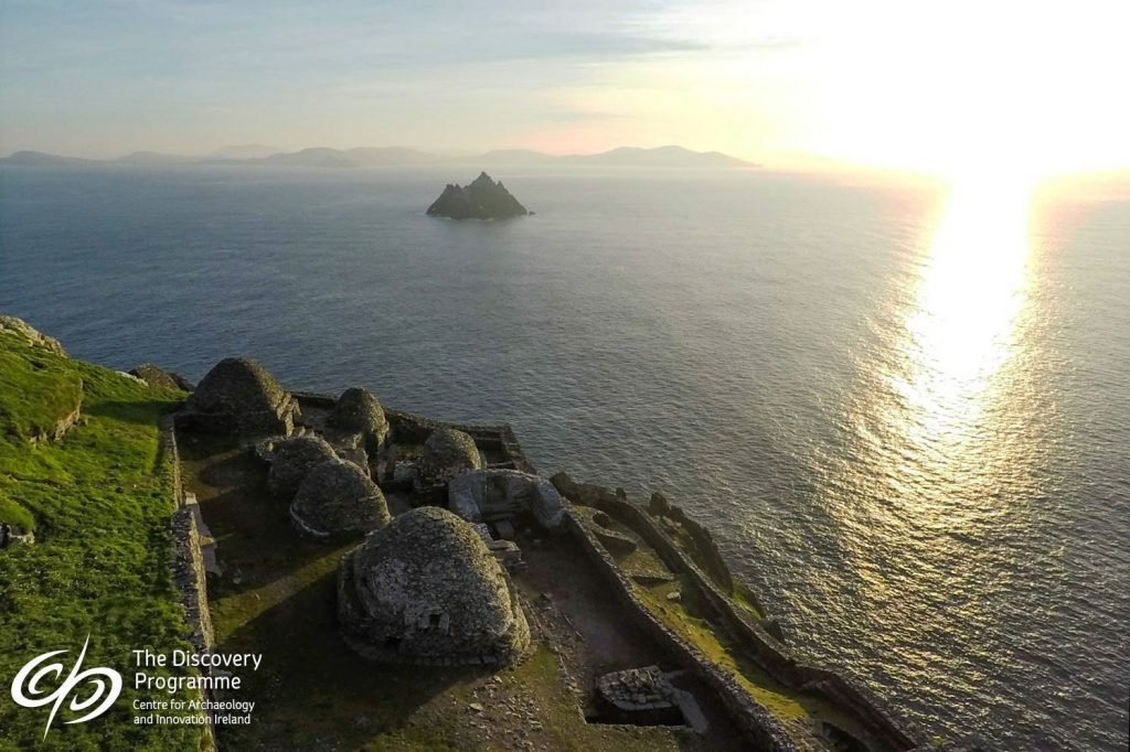 Skellig Michael was founded in the 6th century St Fionán. 'The Rock of St. Michael' sits 12km off Kerry coast. #SocialDistanacing done right! monastic.ie/history/skelli… #MedievalTwitter #Ireland