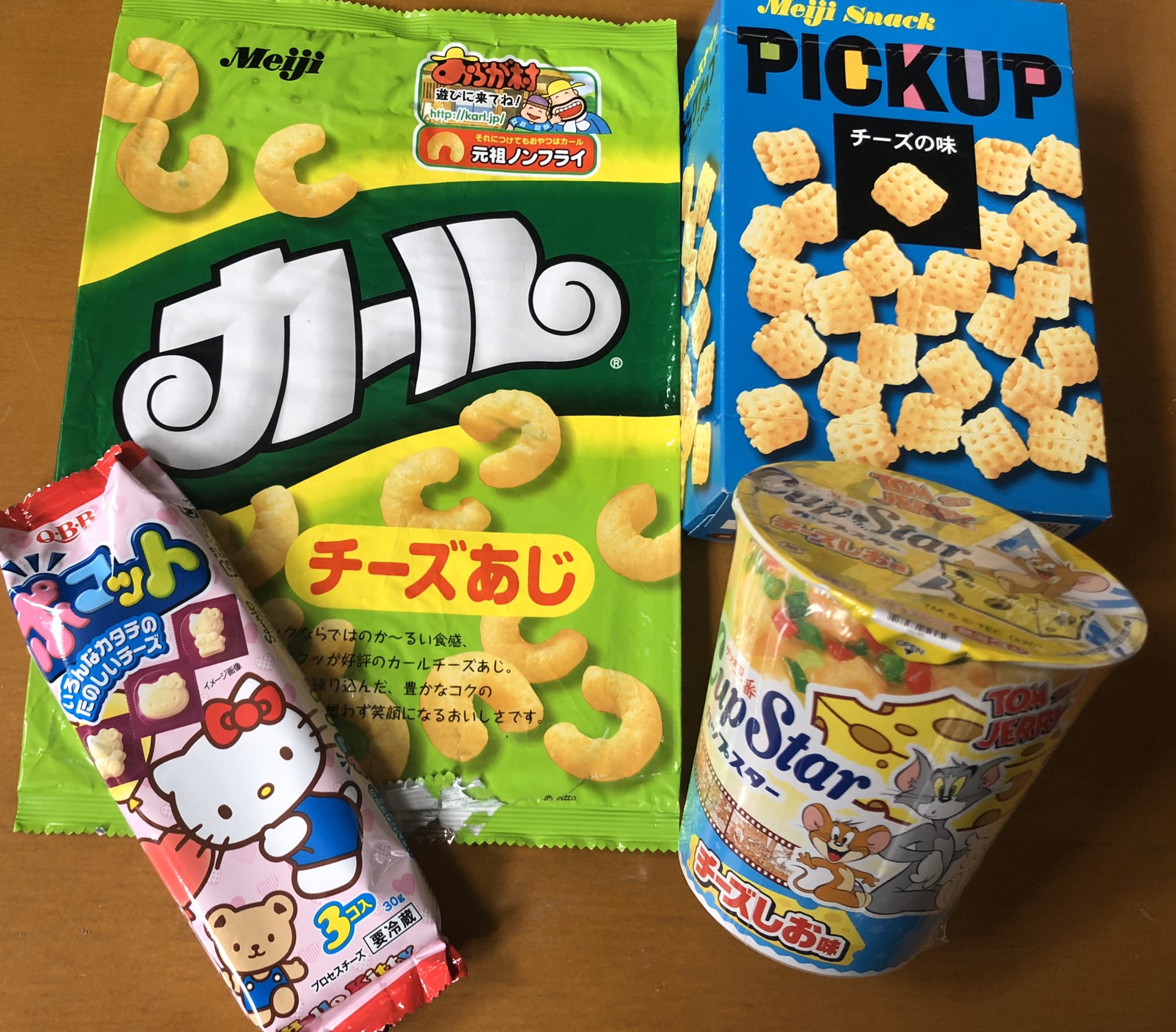 なつかしプラス カップスターの味の一つとしてジェリーの好物のチーズしおがありイメージにピッタリ そしてトムとジェリーが放送されてた昔に食べていたチーズのお菓子も今では懐かしい カップスター 4 30 Qbb ハローキティ 明治カール 1968