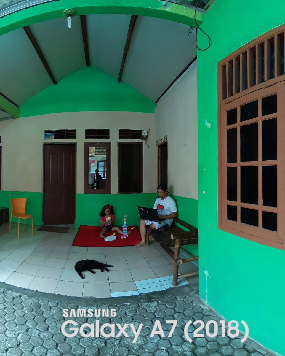 bang_vr's tweet photo. @samsungID @ringgoagus Sobat Galaxy, dalam photo ini adalah aktivitas kami bekerja dirumah, bermain sampai beberes selama pandemi Corona. Tanpa edit &amp; hanya pakai mode panorama di kamera kalian. Tutorial https://t.co/gfr6j5gjmp Fun, lucu &amp; menarik kan? @samsungID
#Galaxys20 #WithGalaxy #FoundWithGalaxy https://t.co/G6SIINqOfp
