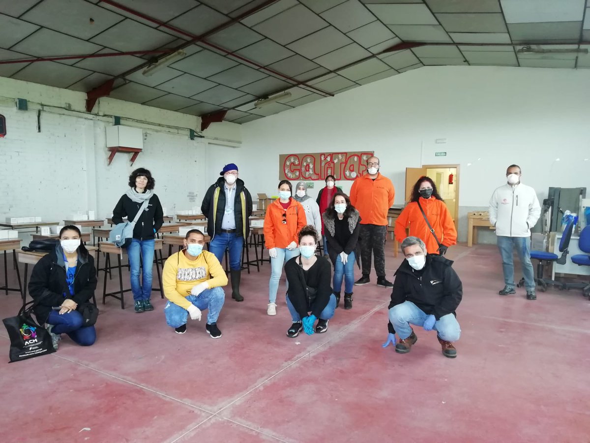 CanadaRealCM's tweet photo. Nuestro agradecimiento a @Accem_ong, @AsocBarro, @CaritasMadrid, @CruzRojaEsp @asoc_elfanal   @gitanos_org  @SantoCalzada  @Voces140 y a @fundsalcom, entidades  que han participado en el reparto de mascarillas en #CañadaReal. Juntos somos más fuertes 💪🏻!! https://t.co/uKqvPHFZbv