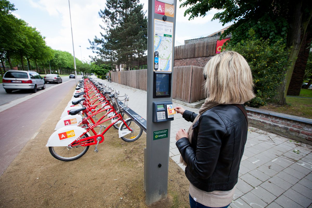 Samen met @info_vlaanderen en <a href="/Stad_Antwerpen/">Stad Antwerpen</a> hebben we een datastandaard ontwikkeld voor slimme digitale mobiliteitsplatformen. Overheid en privé kunnen zo makkelijk informatie uitwisselen om reizigers vlot én veilig vervoermiddelen te laten combineren. departement-mow.vlaanderen.be/nl/news/vlaams…