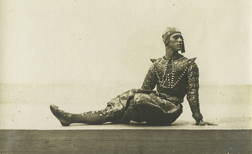 #InternationalDanceDay #danceday
#GiornataMondialeDellaDanza
Un meraviglioso Vaslav Nijinsky nella Danse siamoise del balletto Les Orientales, produzione dei Balletti Russi.
Costume di Léon Bakst.
Foto Eugène Druet,1910
#fortuny #archive #photo 
#iorestoacasa con <a href="/visitmuve_it/">MUSEI DI VENEZIA</a>