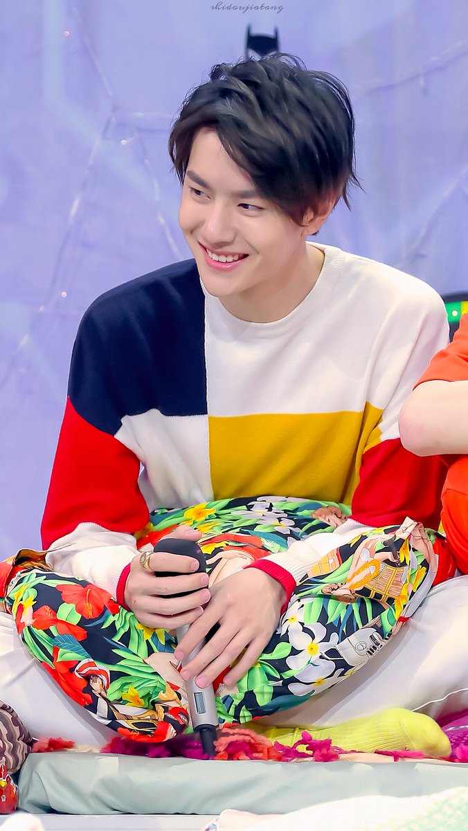 Love this look 🥺 180430 #DayDayUp #WangYibo #WangYibo王一博#王一博
