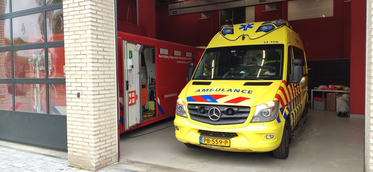 Zo, de tweede rit zit er weer op, even bij <a href="/BrandweerAA/">Brandweer AA</a> op de koffie terwijl de auto weer spic en span gemaakt wordt! Thx heren van <a href="/KazerneUithoorn/">Brandweer Uithoorn</a> (toch?) #dmvda #COVID19