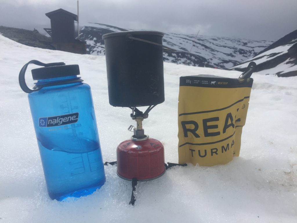 The advantages of <a href="/realturmat/">REAL Turmat</a> soups in your bag for a multi day hike or in your day bag as a midday meal #realturmat #hikingmeals #outdoorgear #hiking #microadventure #freezedriedmeals #realturmatsoup #bidos #meatsoup #chickensoup # vildmark.co.uk/adventures/rea…