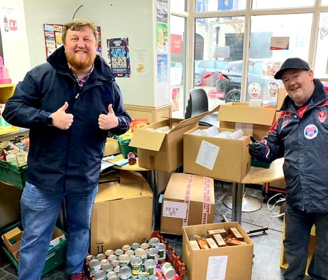 JohnnyVegasReal's tweet photo. Just thought youd like to know @compassgroupuk @sthknhs that the @EcclestonArms @StevePrescott1 @blackbrookfc1 team saw to it your huge donation found grateful recipients in @NewtonFridge @HopeStHelens @TeardropsOrgUK &amp; @wbhospice Many thanks again for your generosity 🌈💚👏🏻👏🏻👏🏻X https://t.co/yVMbmz3NuJ