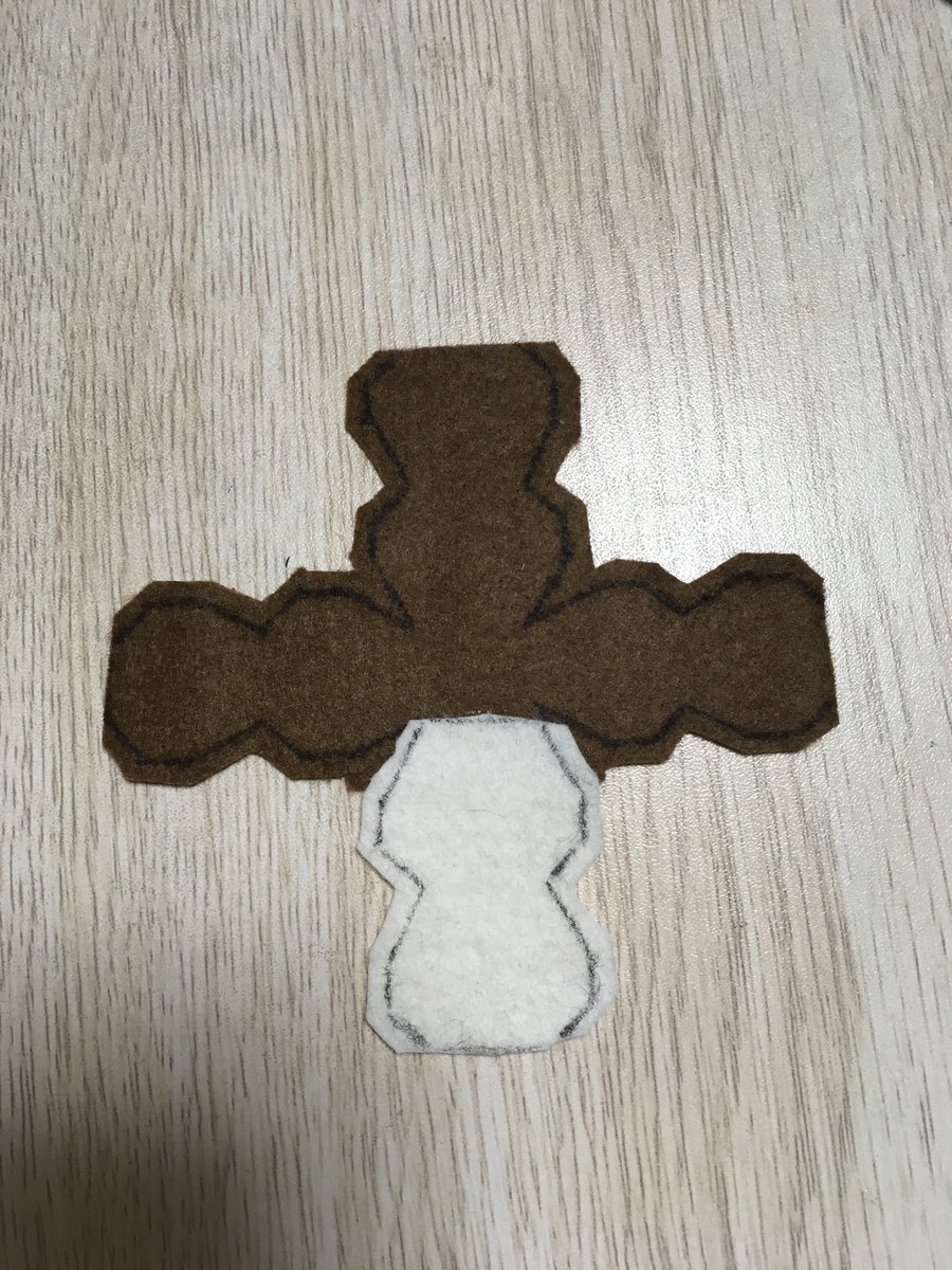 なめこおろし この型紙でフェルトを切って 白を茶色に貼り付けて 四辺を縫って 裏返して 綿をキツめに詰めて 底辺を縫って フェルトの眉と目を貼り付けて クチバシ刺繍して フェルトの毛を縫い付けたら