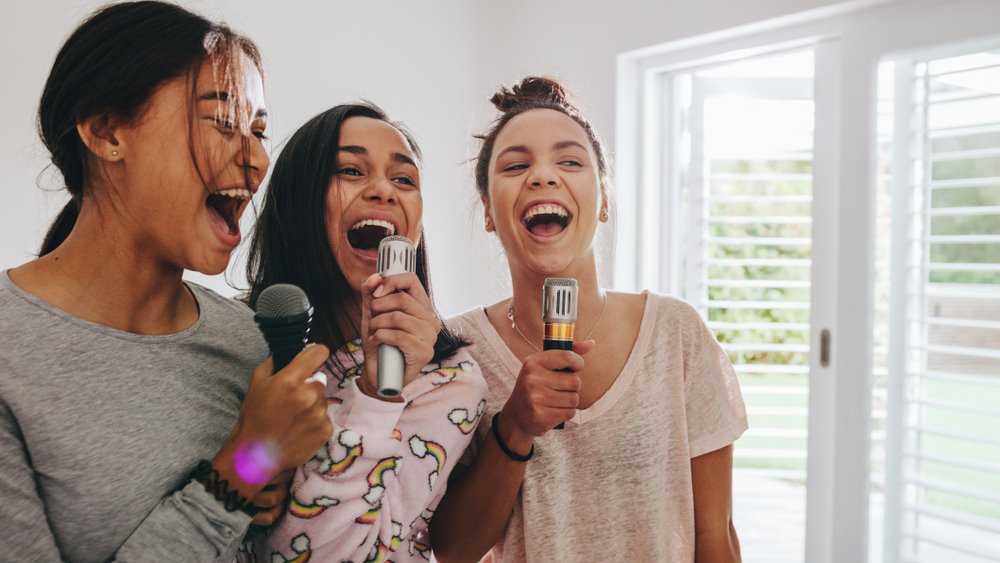 Learning English is the main goal but making friends, learning about a new culture and creating new memories is a major factor when students make the decision to buy a course. See what social programmes schools are offering online➡️bit.ly/2KLy9S8 #intled #onlinelearning