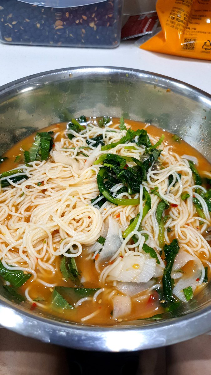 [#요한] 일급비밀 요한, 첫 흑발😆 검은 머리는 너무나 오랜만이라 신기하다😁 저는 숙소에서 #열무국수 해먹었는데 다들 뭐먹었으려나? #요한타임 #내일은집콕🙄