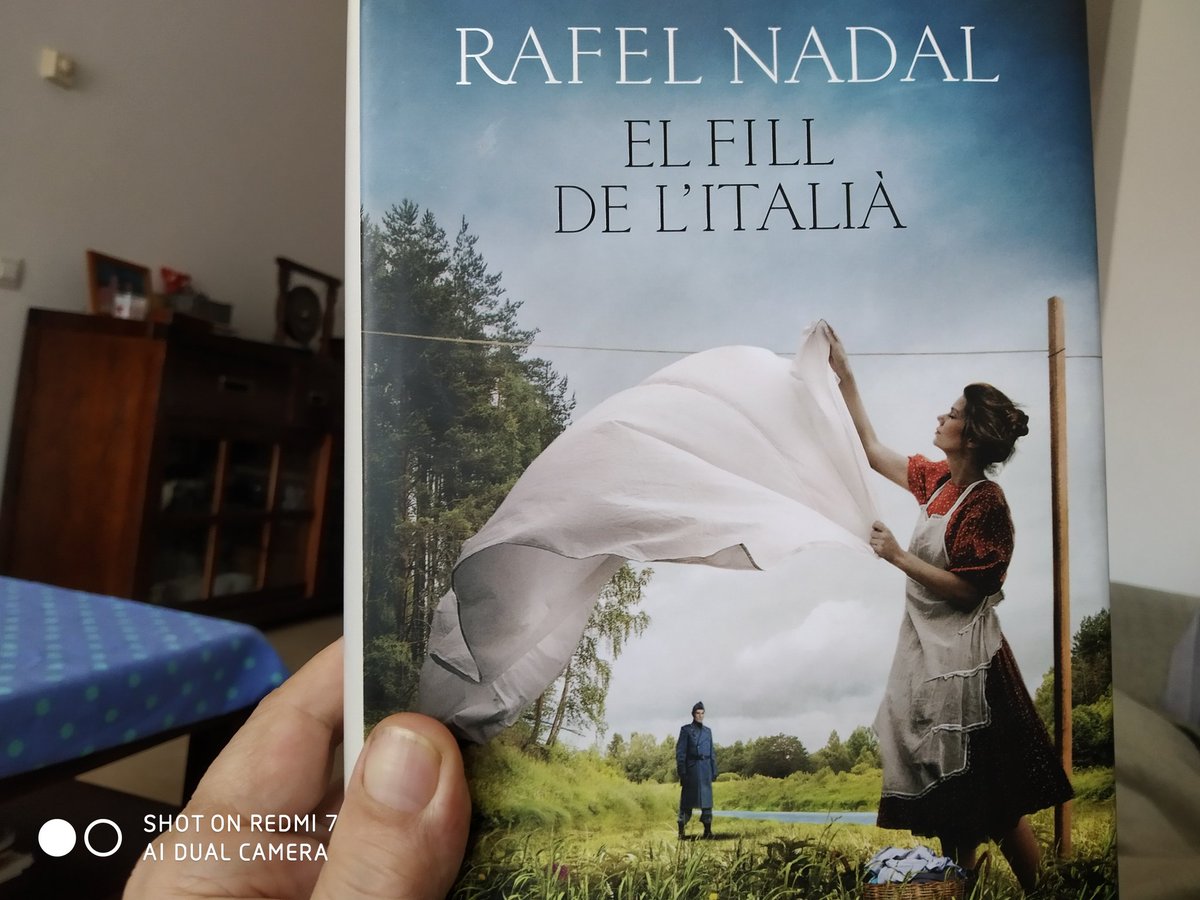 Començar un llibre q parla d una família, molt coneguda a casa, del meu poble... quins nervis. 
😇