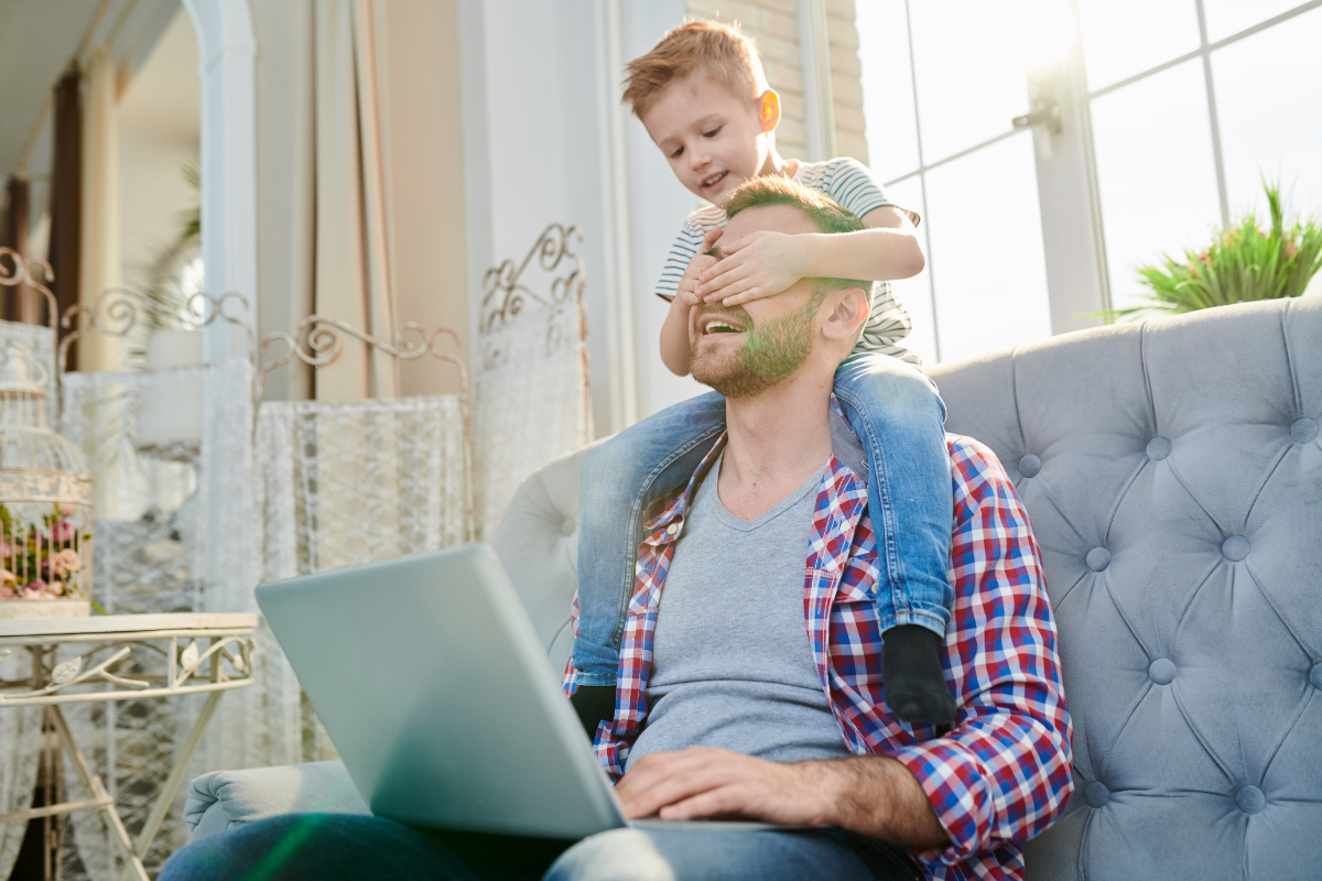 profilmarketing's tweet photo. Homeoffice stellt ganz besondere Anforderungen an Eltern kleiner Kinder... Wie er damit umgeht, beschreibt unser Kollege Martin in seinem neuen Blogbeitrag. Wie geht es bei Euch!? https://t.co/0h9CJWZJTV #homeoffice https://t.co/27zDmex0hv
