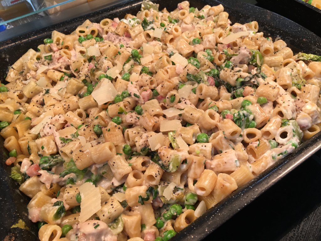 Wtr680's tweet photo. Wednesdays clever traybake. 
Chicken, Pancetta and Peas with Pasta. Super easy and super scrumptious
#waitrosemagazine #April2020 #WaitroseAndPartners  #WeArePartners  #WhatsCooking https://t.co/vlD8PHxGw7