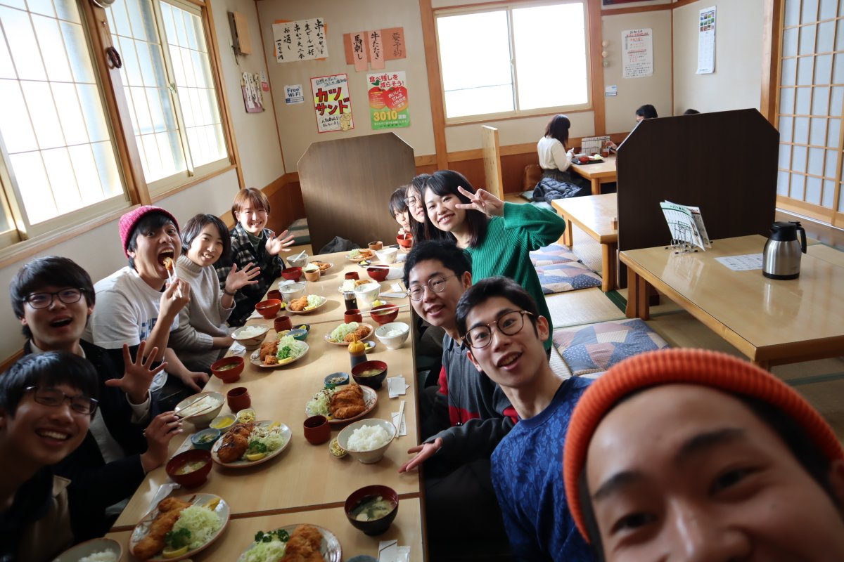 AgasukeH's tweet photo. 【Agasuke合宿①】
チームを超えた親睦を深めるため、夏と冬に1泊2日の合宿を行っています！

会場はもちろんAgasuke House！メンバー考案のワークに取り組み、みんなで夕食を作ります。

前回の冬合宿ではお互いを理解するため、それぞれの個性について話し合いました！

#春から山形 https://t.co/L9i6q06u8s