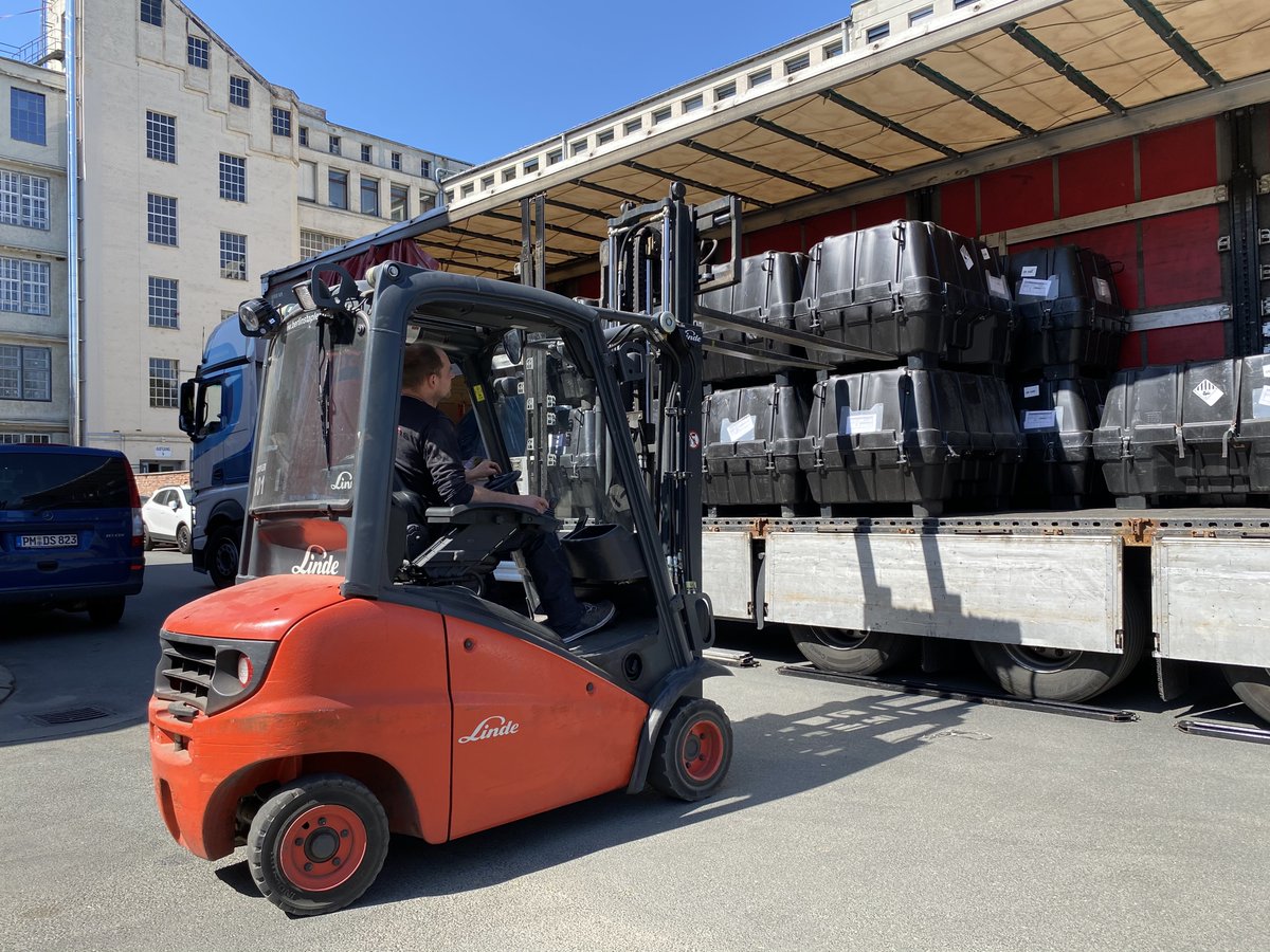 We received our first truck load of used EV batteries (17 Fluence battery packs). We can not wait to turn these into betteries!
#PowerSystems #circulareconomy #renewableenergy