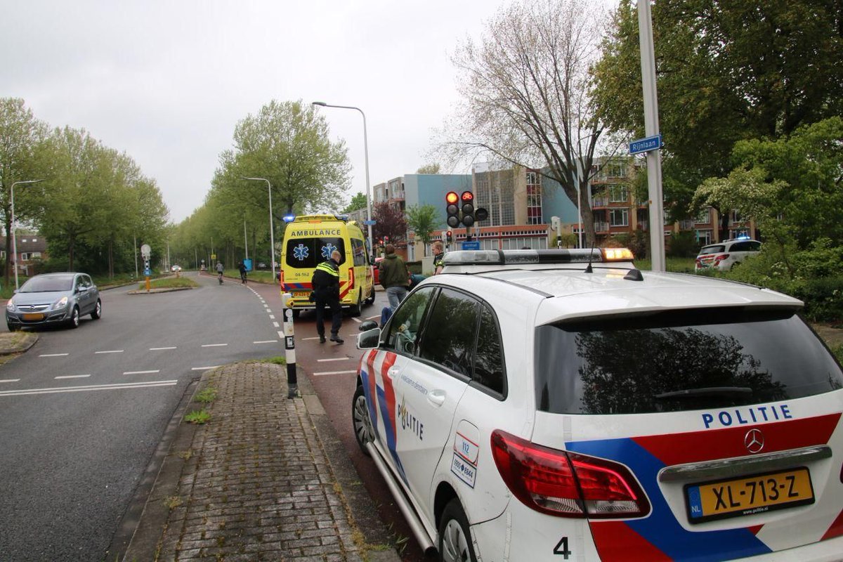 Postbezorgster op scooter gewond bij aanrijding met auto in Zwolle .