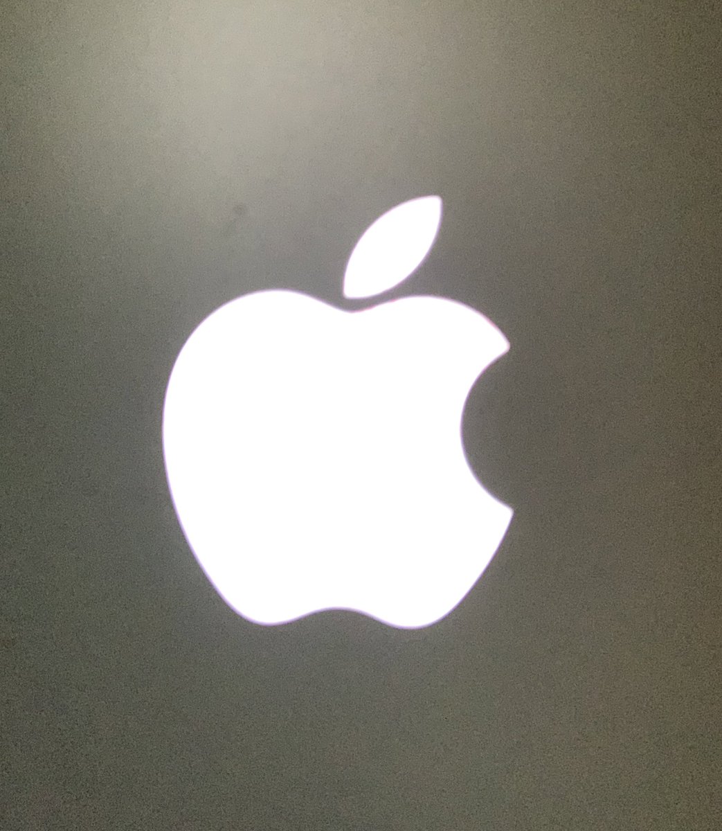 momotan8686's tweet image. ぱくっと至福の時
最後のひと口をこのリンゴマークに
食べられたのは内緒🤫です

#ただ落としただけ 🤣
#MacBookPro15 #Late2012 #pâtisserieMou