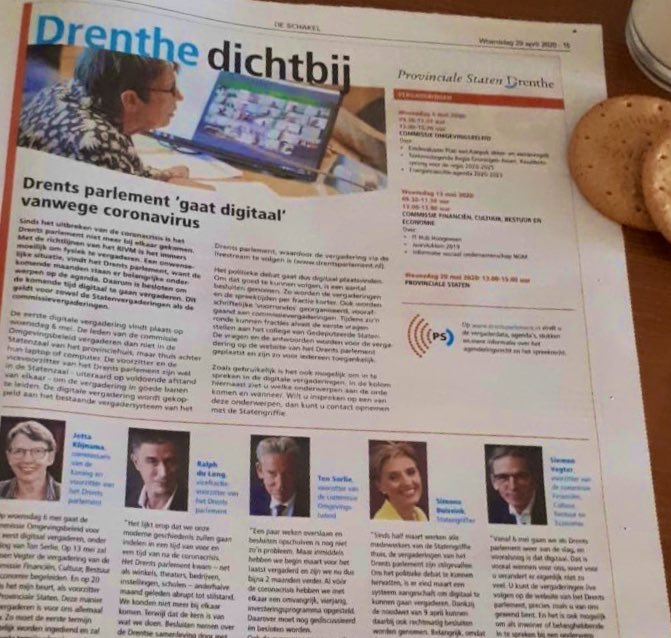 Deze week in de huis-aan-huisbladen een extra editie van #Drenthedichtbij over het Drents parlement tijdens corona. Na een aantal keer geoefend te hebben, vindt volgende week woensdag (6 mei) de eerste digitale vergadering plaats. Live te volgen op drentsparlement.nl