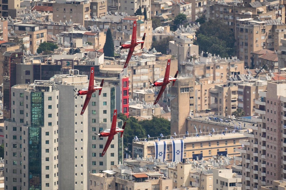 Il sorvolo degli aerei acrobatici della #IAF , per Yom Haazmaut, sugli ospedali israeliani in segno di ringraziamento al personale sanitario, per tutto ciò che stanno facendo.

Buon compleanno Israele

Photo credit: IAF - Israeli Air Force

#israele #israele360 #yomhaazmaut