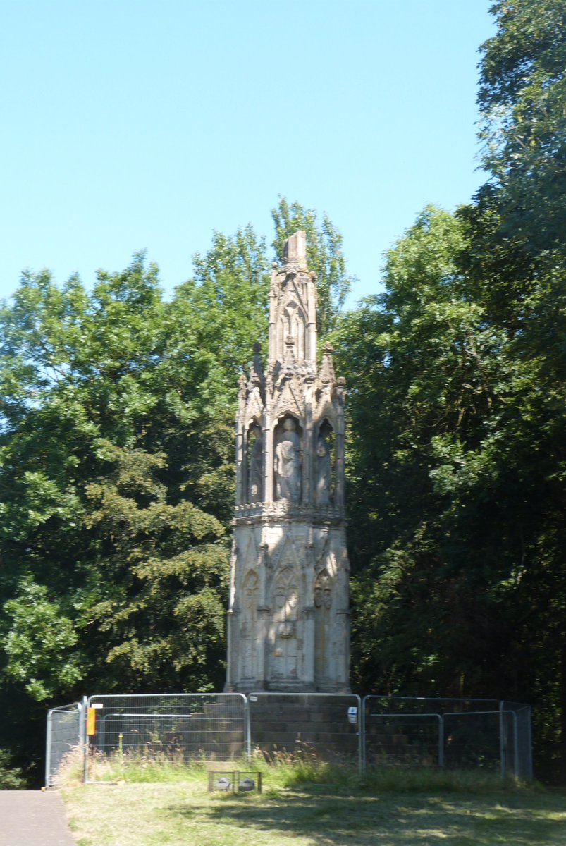 of course the really interesting thing about Delapré is that its where the royal funerary entourage of Queen Eleanor lodged in 1290 on the way from Lincoln to Westminster, and that's why Hardingstone Cross is where it is. Who can blame them for giving central Northampton a swerve