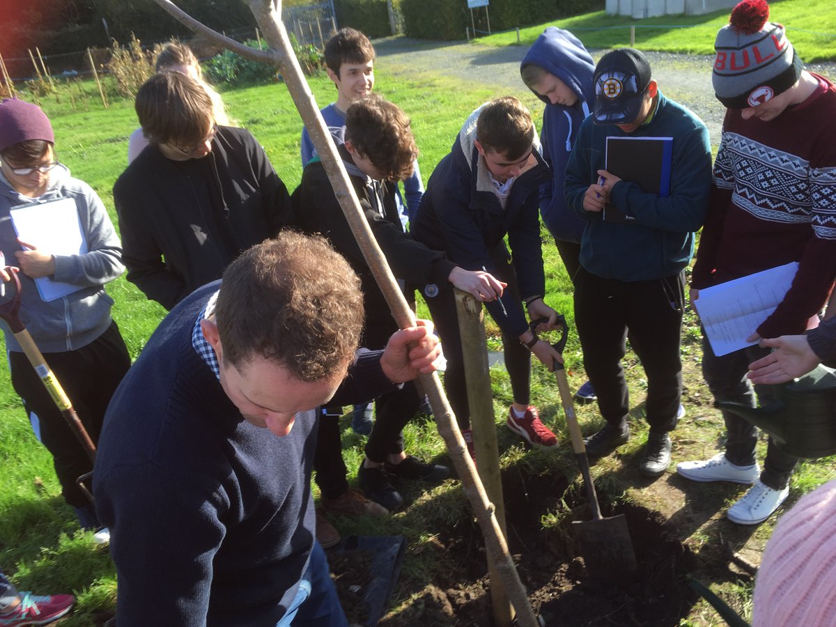 6/ Situated within the former estate of  @_Rosemount is the Lamb-Clarke Irish Historical Apple collection, named after its collectors. An orchard comprising 70 Irish cultivar apples, it’s an important genetic and cultural resource and is also utilised for undergraduate teaching