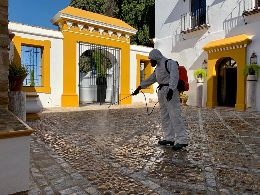 DIPUSEVI's tweet photo. Durante la jornada de hoy estamos trabajando en siete municipios de la #ProvinciaSev, acometiendo trabajos de mantenimiento en la desinfección de residencias de #mayores así como en espacios públicos y calles.

Info ➡️ https://t.co/XpC4k7qRrr

#COVID19 #QuedateEnCasa https://t.co/HUbVRk7NCW