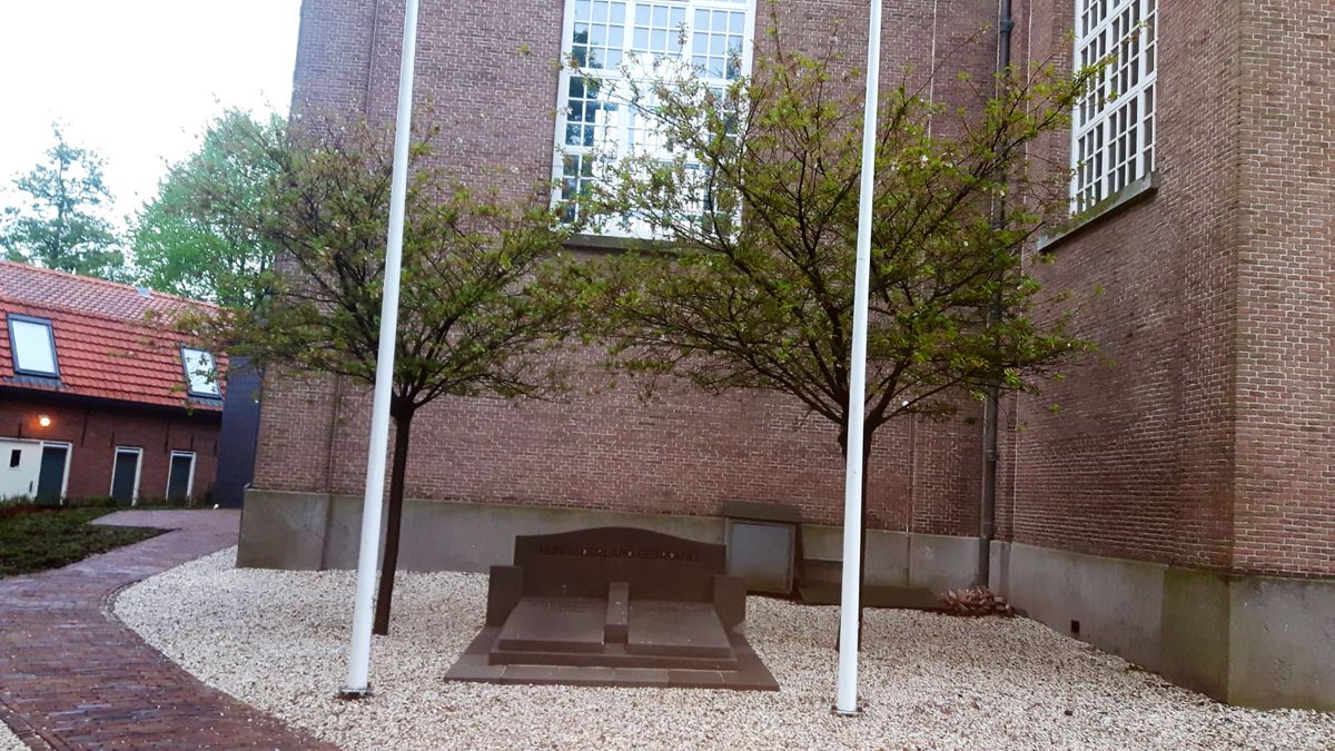 ZoetermBEHEER's tweet image. Citaat uit “De dag dat het manna viel” over de begrafenis op 31 oktober 1945 van de verzetsstrijders Jacob Leendert van Rij, Jan Hoorn, Cornelis van Eerden en de Amerikaanse piloot John E. #McCormick bij de Oude kerk in @gemZoetermeer. @ogsnl @StadsarchiefZ #HGOS