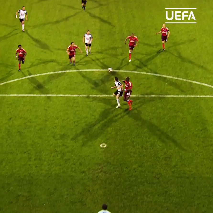 A stunning solo goal from birthday boy Simon Davies! 🥳👏
@FulhamFC | #HBD | #UEL https://t.co/LX8o2lBP2T