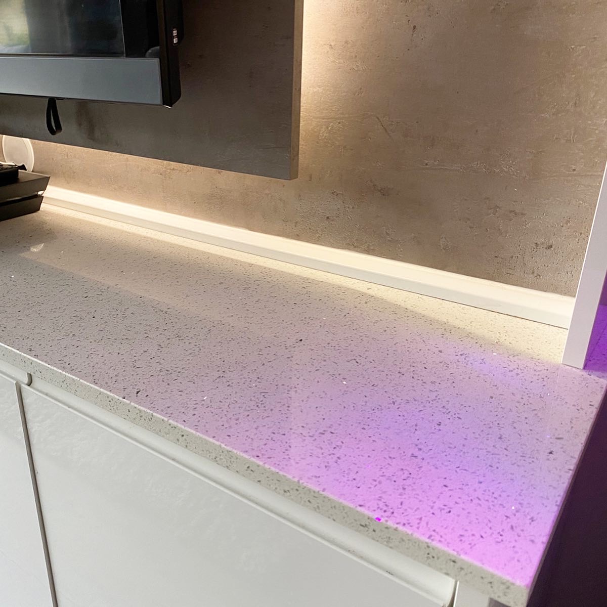 TeforeInteriors's tweet image. Our bespoke made to measure tv unit! 👌🏼👌🏼                                                       Gloss white handleless door paired with stunning concrete textured panel for the back &amp;amp; shelves 👏🏼😍
@bacomponents @karndeanUK 
#customtvunit  #livingroominspo