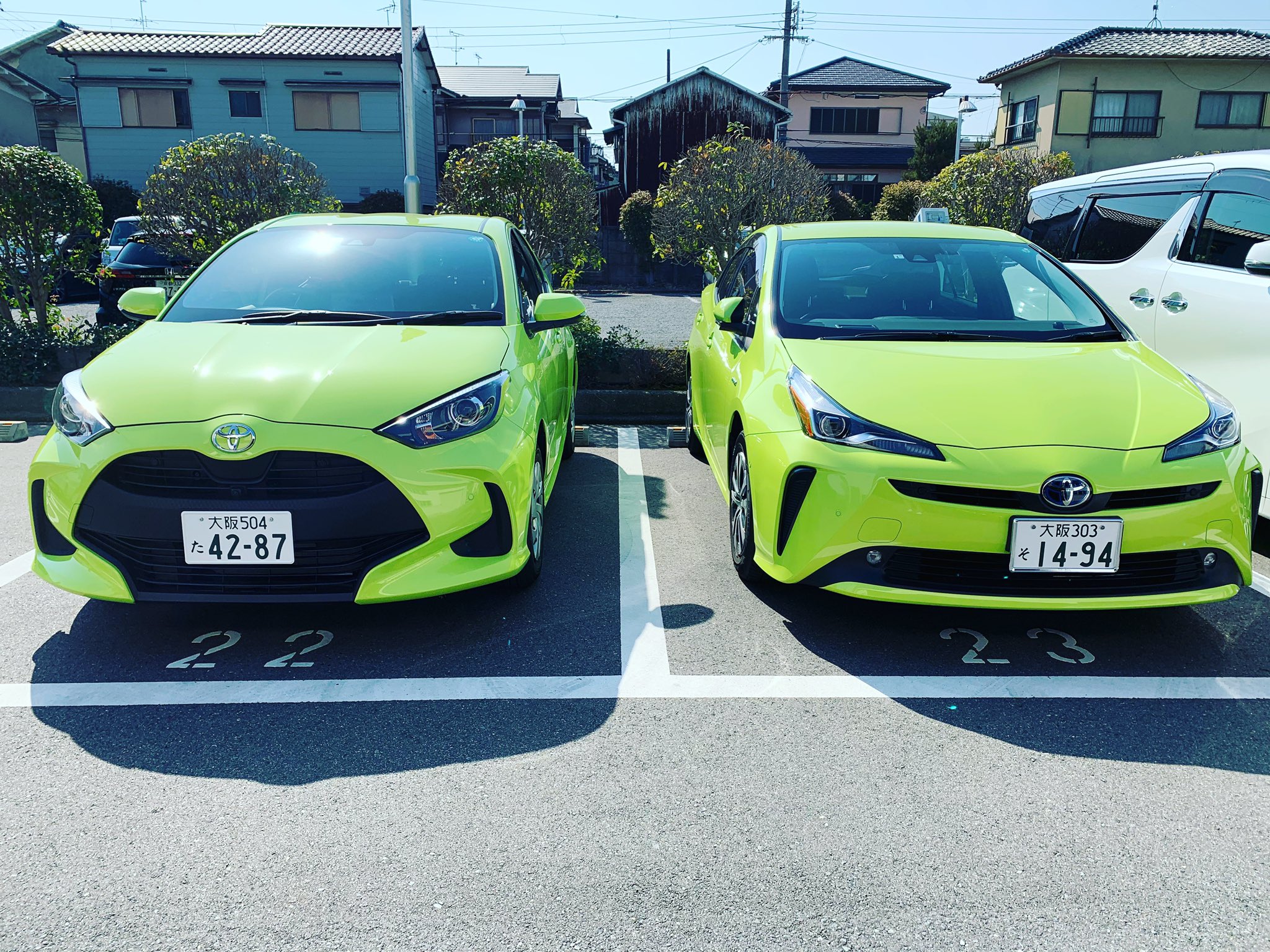 やまちゃん 先月 偶然にもサーモテクトライムグリーンのショットが撮れました Yaris Amp Prius Youtubeの撮影でyarisを撮りに行ったら偶然並んでました ヤリス Yaris Prius プリウス サーモテクトライムグリーン トヨタヤリス トヨタ