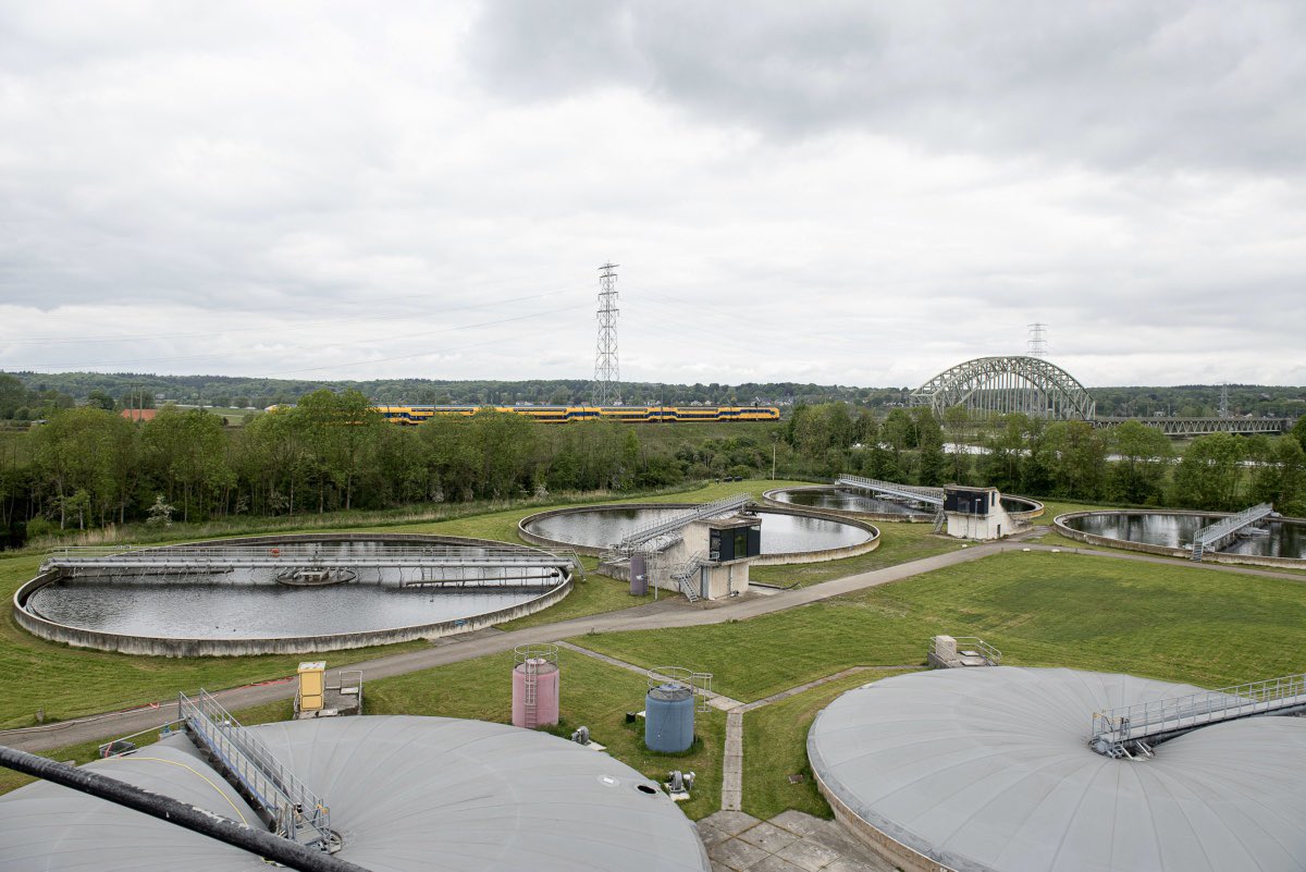 Ruim 800 woningen in de Arnhemse wijk Elderveld-Noord worden aardgasvrij. Deze woningen kunnen op termijn namelijk verwarmd worden met de restwarmte van de nabijgelegen waterzuiveringsinstallatie. Meer lezen? Bekijk hier het persbericht 👉🏼 bit.ly/35hP1ZT