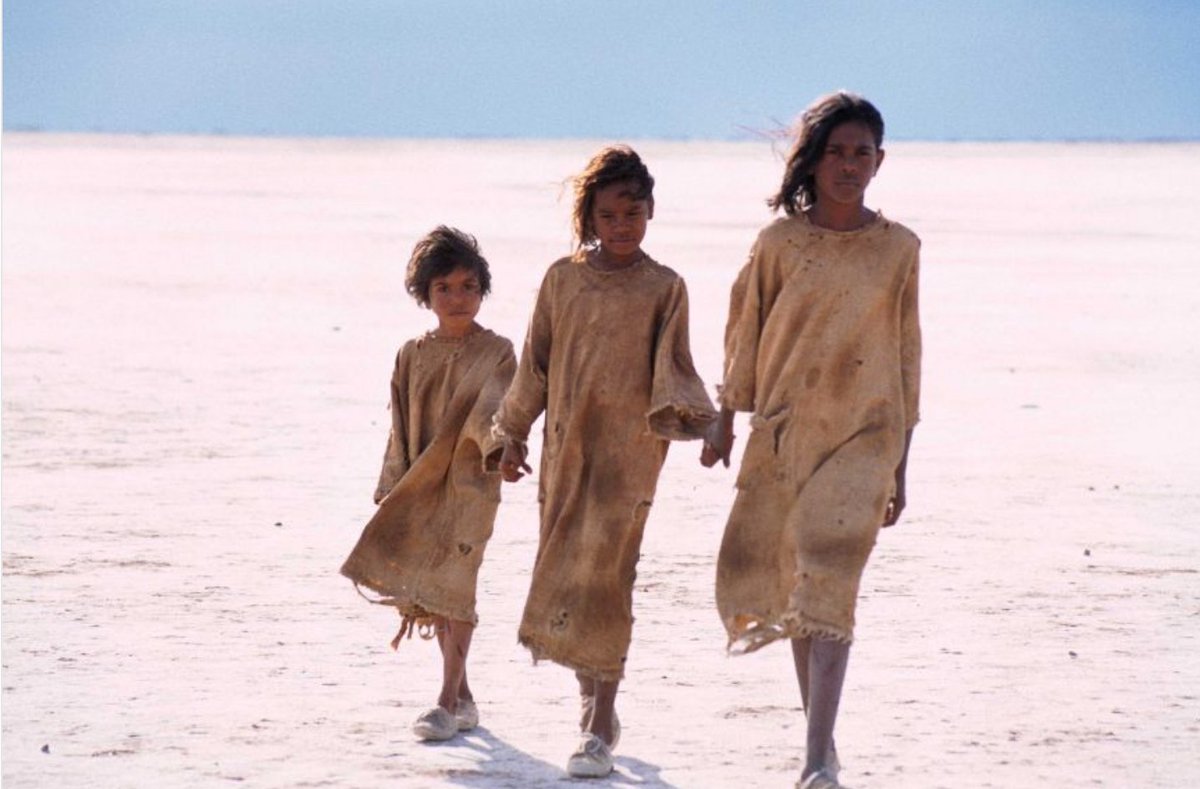 #Australian #filmmaker Phillip Noyce #BOTD
RABBIT-PROOF FENCE (2002)

True story of three #StolenGenerations girls – #separated from their families & sent to a camp. They escape & – pursued by the authorities – walk 1,500 miles across the Outback back to their homeland & family.