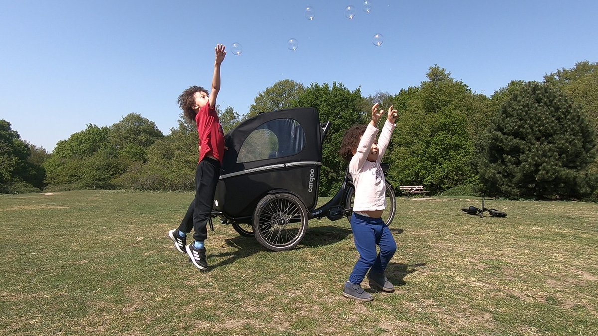 New research shows  #cargobikes help children jump higher when catching bubbles.  @BeSustainable2  @Privatecarfree  @hackneywick  @BikeWirral  @camcycle  @linda_cairns  @CarryMe_Bikes  @EarthOrgUK  @cyclist_london  @danfresca  @pedalmeapp  @arisonsned  @jksmith34  @nicquil  @Spokes_wo_man