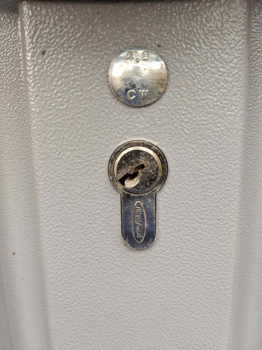 1stchoicelocks1's tweet image. Lock picked open this morning on a new build garage door. Keys lost and developers could not find the spares. New lock fitted 🔓
#Firstchoicelocksmiths #Exeter #Lockfitting
📞01392 275389 📱07846507947
🌐 firstchoicelocksmith.co.uk