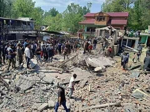 Painfultales_'s tweet photo. This is not #yemmen Nor #Iraq this is #Shopian indian occupied kashmir #Encounter
Remains of house in shopian destroyed in encounter between indian forces and mujahideens in kashmir...
#kashmirUnderOccuption.. https://t.co/corJ5kv0Zf