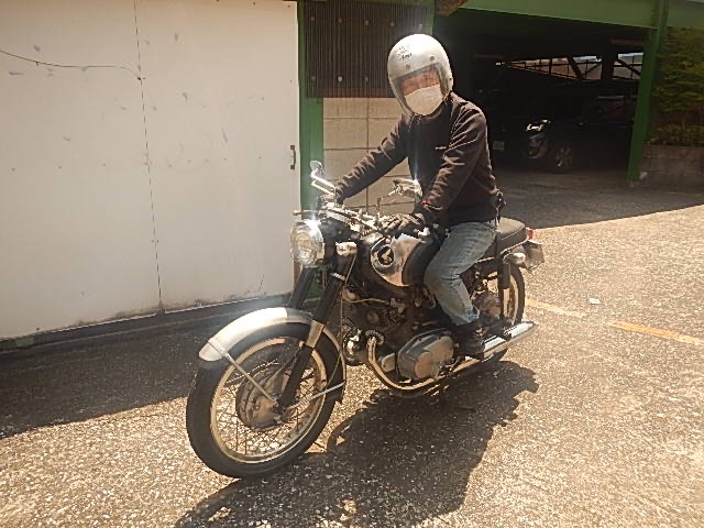 Dream Garage Kuro もう30年以上のお付き合いになる峯岸さん とにかくパワフルで話が面白い 70才半ばでも バイクを乗り回す姿には とても憧れます 格好良いジジィになりたいですっ ホンダ ドリーム Cb72 モトハウスミネギシ T Co