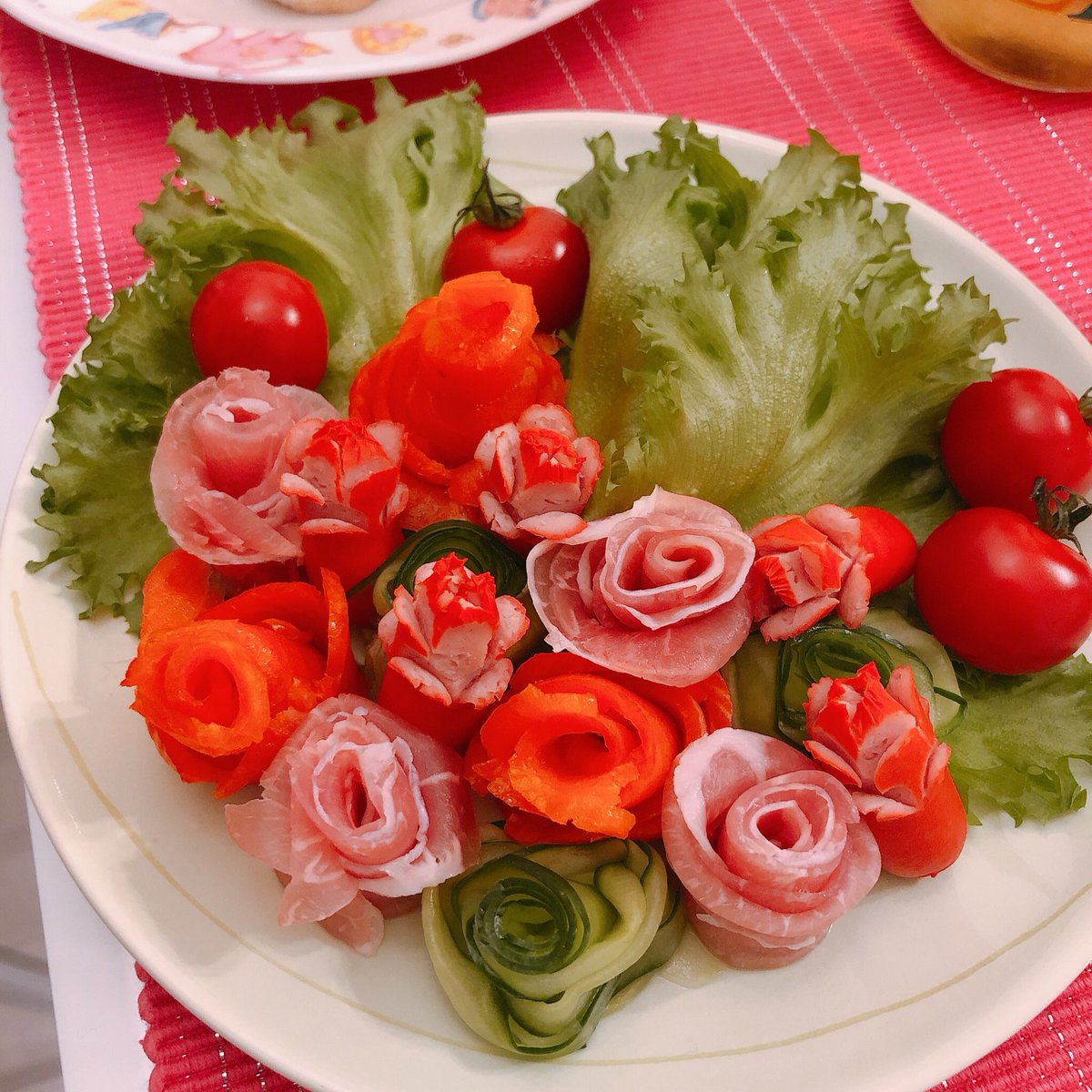 みぃ 本日の薔薇メニュー 薔薇餃子 フルーツの薔薇飾り切り ロールサンドイッチ 薔薇サラダ スモークサーモン 生ハム きゅうり 赤ウィンナー 薔薇のアップルパイ 焦がした