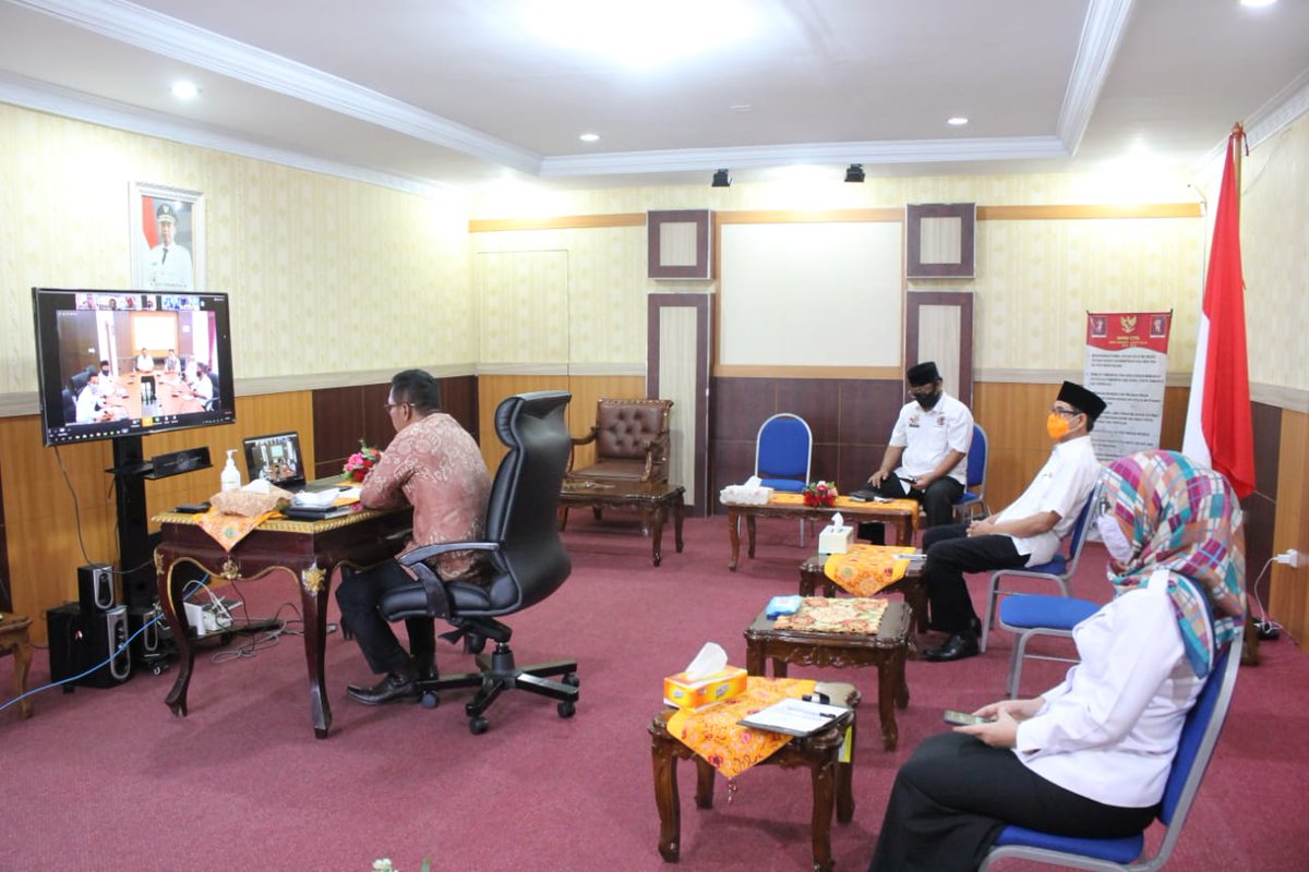 mediacenterBKL's tweet photo. Wakil Gubernur Bengkulu Dedy Ermansyah mengikuti video conference (Vicon) Rapat Koordinasi dan Sosialisasi Program Pencegahan Korupsi Terintegrasi atau  Monitoring Center For Prevention (MCP) 2020 bersama Deputi KPK RI, di Ruang Pola Provinsi Bengkulu, Rabu (29/4). https://t.co/9jbANqZ2T4