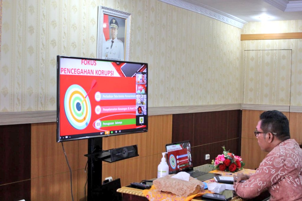 mediacenterBKL's tweet photo. Wakil Gubernur Bengkulu Dedy Ermansyah mengikuti video conference (Vicon) Rapat Koordinasi dan Sosialisasi Program Pencegahan Korupsi Terintegrasi atau  Monitoring Center For Prevention (MCP) 2020 bersama Deputi KPK RI, di Ruang Pola Provinsi Bengkulu, Rabu (29/4). https://t.co/9jbANqZ2T4