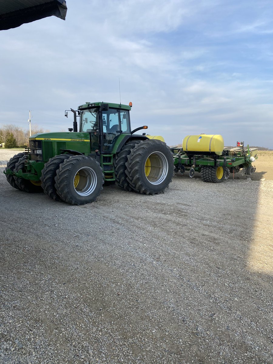 2Langer's tweet photo. @CFSeeds 458 & 487 got in early in South Lambton. Into a stale seedbed, a first for me #ontag https://t.co/wl8fmfdHs6