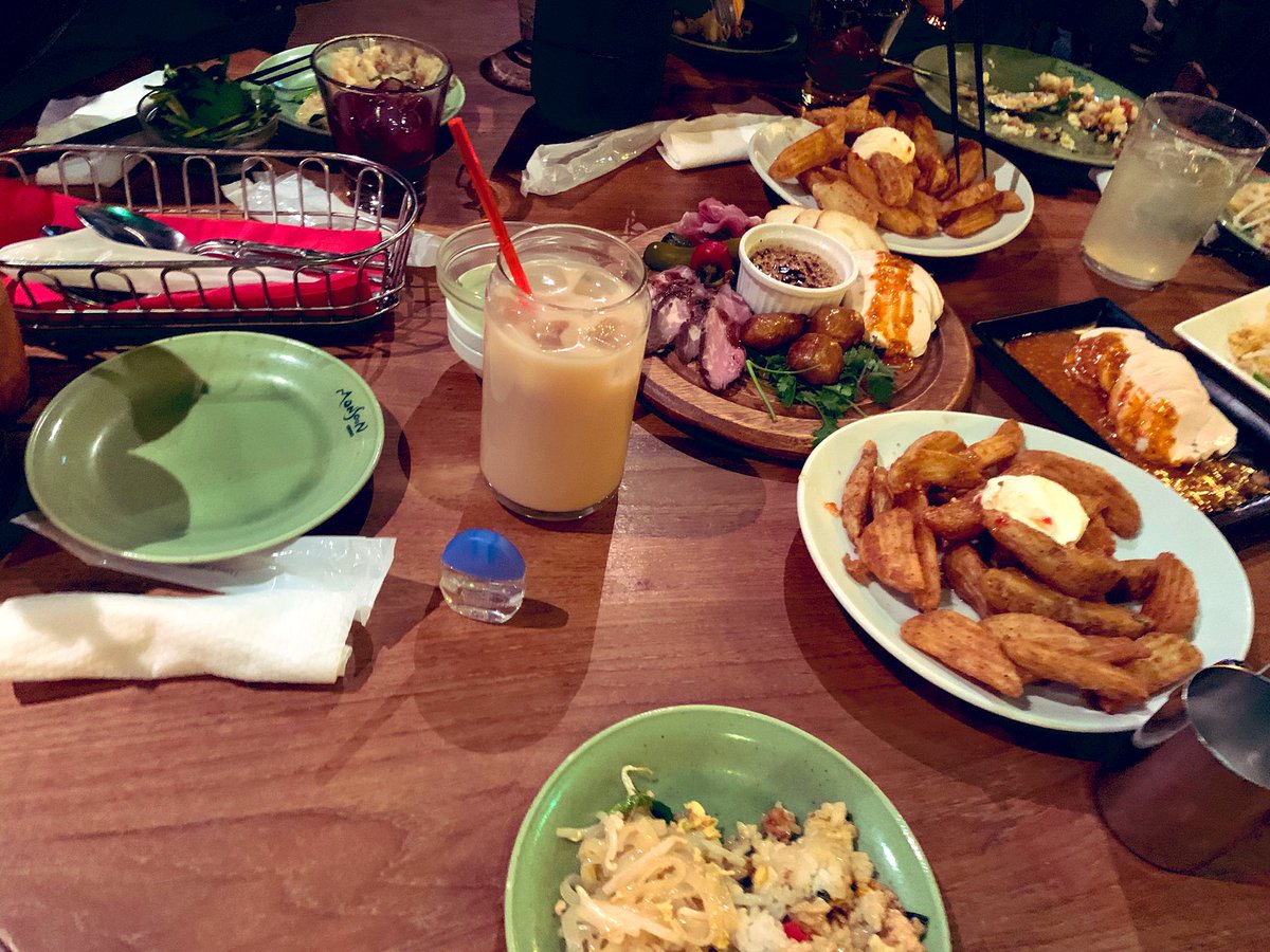 こんばんは🌹
今週は、舞浜周辺の楽しみ方をご紹介したいと思います✨

本日は『イクスピアリ』！
この「モンスーンカフェ」は大人数でも入りやすく、利用した事のある方も多いのでは？

メニューの中でも特に、"オリエンタルポテト"は癖のある味で手が止まりませんよ🥰
#ディズニーサークル