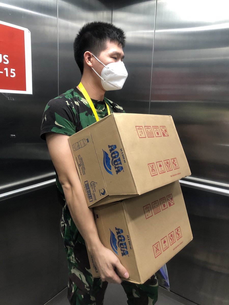 Dokmil ini...
the best.
Naik 4 lantai bantuin ngangkut 2 kerdus Akua.
Kata doi “Saya punya tenaga untuk apa Dok kalau bukan untuk bantu orang.”
.
.
Ngaw. :’>