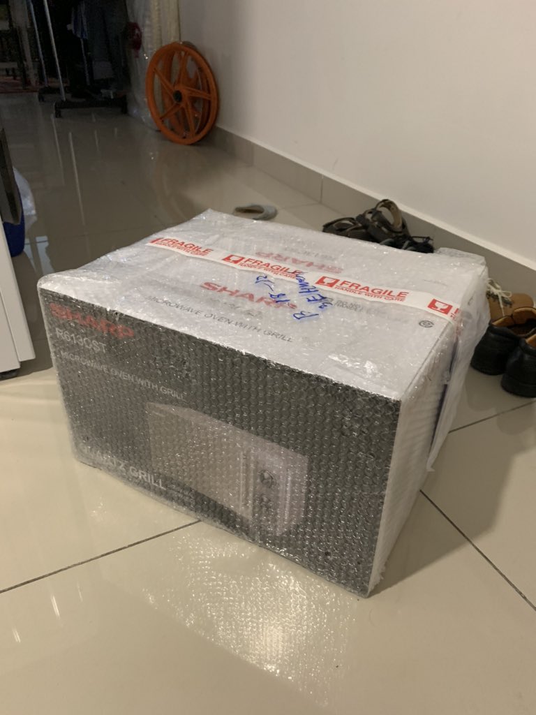 anasrshd's tweet image. Bro nama kita sama, tp aku panic buying beli fridge, washing machine, blender, microwave. Semua ni total harga ipad tu. Tp sorry tkde education price. #adulting