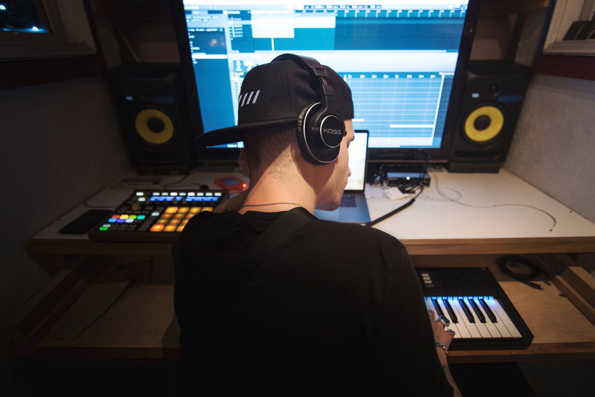 KossHeadphones's tweet photo. What are you creating?
The Koss #Pro4S Studio Headphone is built for creators. #HearingIsBelieving https://t.co/s1FRcYdw5h