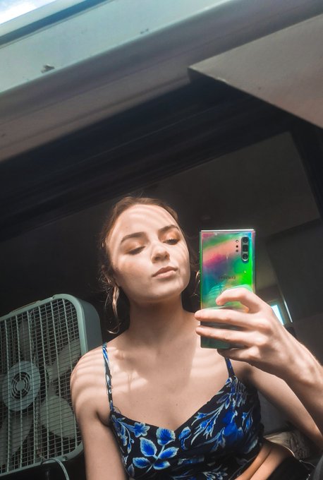 Just me and my biggest fan 😘 https://t.co/acVjB0EDOP<a href="/tag/mvsales"class="tags"><span>#mvsales</span></a>