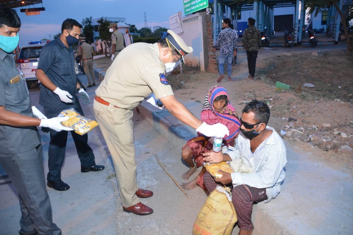 MalkajgiriCop's tweet photo. Today evening at Yamnampet crossroad, #CP_Rachakonda came across #Eye_surgery patient BhukyRam Guduru(v), Warangal.They came in auto from SD EyesHospital&amp; were waiting for roadside. #CP has taken them to Bibinagar tollgate, given eatables&amp; organized #transport to reach their home https://t.co/pCdIcv0dIU