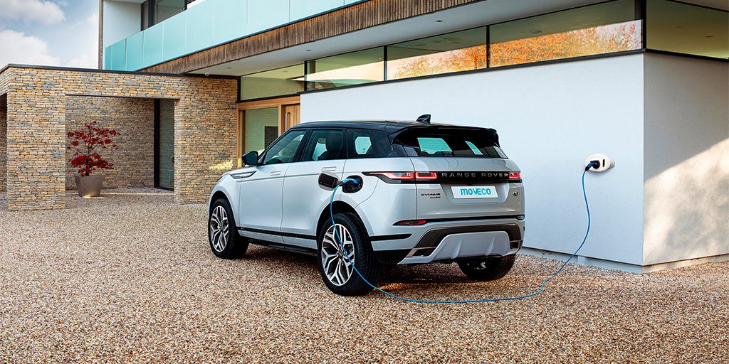 Moveco_es's tweet photo. El #RangeRoverEvoque ya tiene su versión #híbrida #enchufable 🚗🔌

Este #P300E con tracción a cuatro ruedas ofrece una #autonomía🔋 de 66 km en modo #eléctrico y una #aceleración de 0 a 100 km/h en 6,4 segundos. 

¡Estamos seguros de que este modelo pisará fuerte en el mercado! https://t.co/IEu4ZN9mxA
